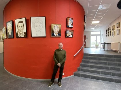 Danmarks bedste portrætmaler anerkendt portrætmaler Peter Bøgelund borgmesterportræt portrættegning Vorbasse Fritidscenter